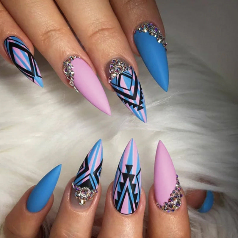 Kunstvolle Stiletto-Nägel mit modernen geometrischen Designs und Strassverzierungen Karnz