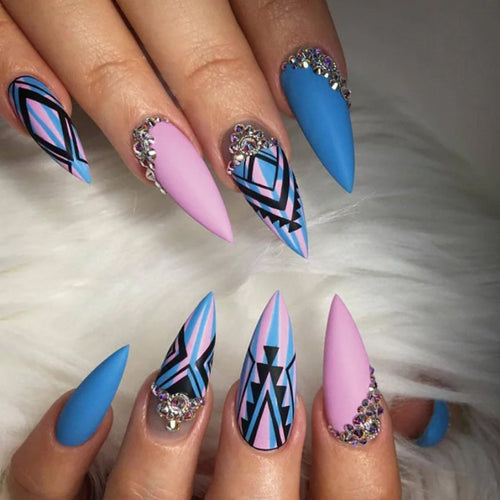 Kunstvolle Stiletto-Nägel mit modernen geometrischen Designs und Strassverzierungen Karnz
