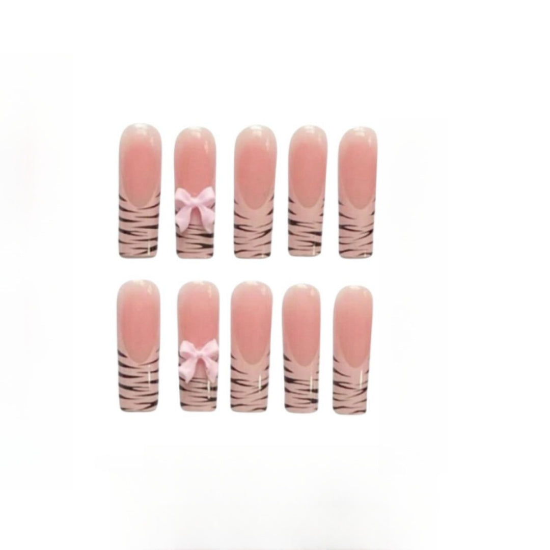 Künstlerische Zebra-Print-Nagelerweiterungen Karnz