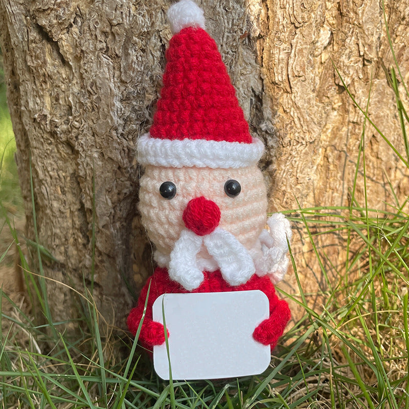 Plüschknuffel mit Weihnachtsmannhut und Schal