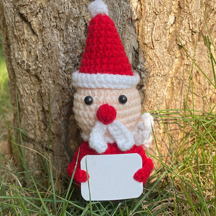 Plüschknuffel mit Weihnachtsmannhut und Schal