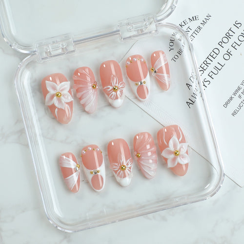 Kunstnagelset mit floralen Verzierungen und strahlenden Akzenten Karnz