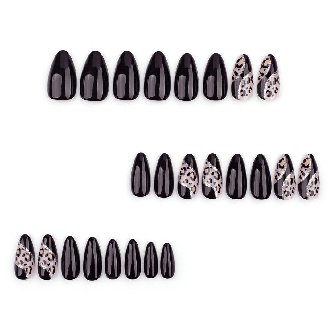 Kunstvolle Stiletto-Nägel mit leopardischem Design und Glitzereffekten Karnz