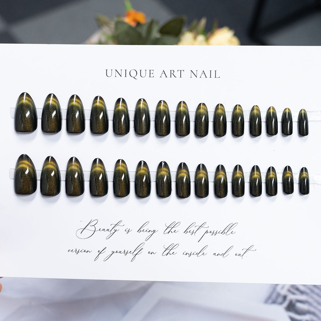 Premium Press-On Nail Set mit einzigartigem Kunstdesign