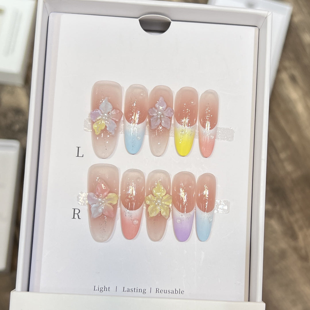 Blumeninspiriertes künstlerisches Press-On-Nagelset Karnz