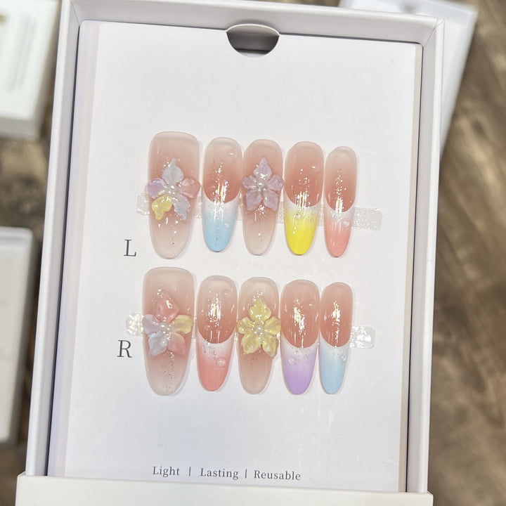 Blumeninspiriertes künstlerisches Press-On-Nagelset Karnz