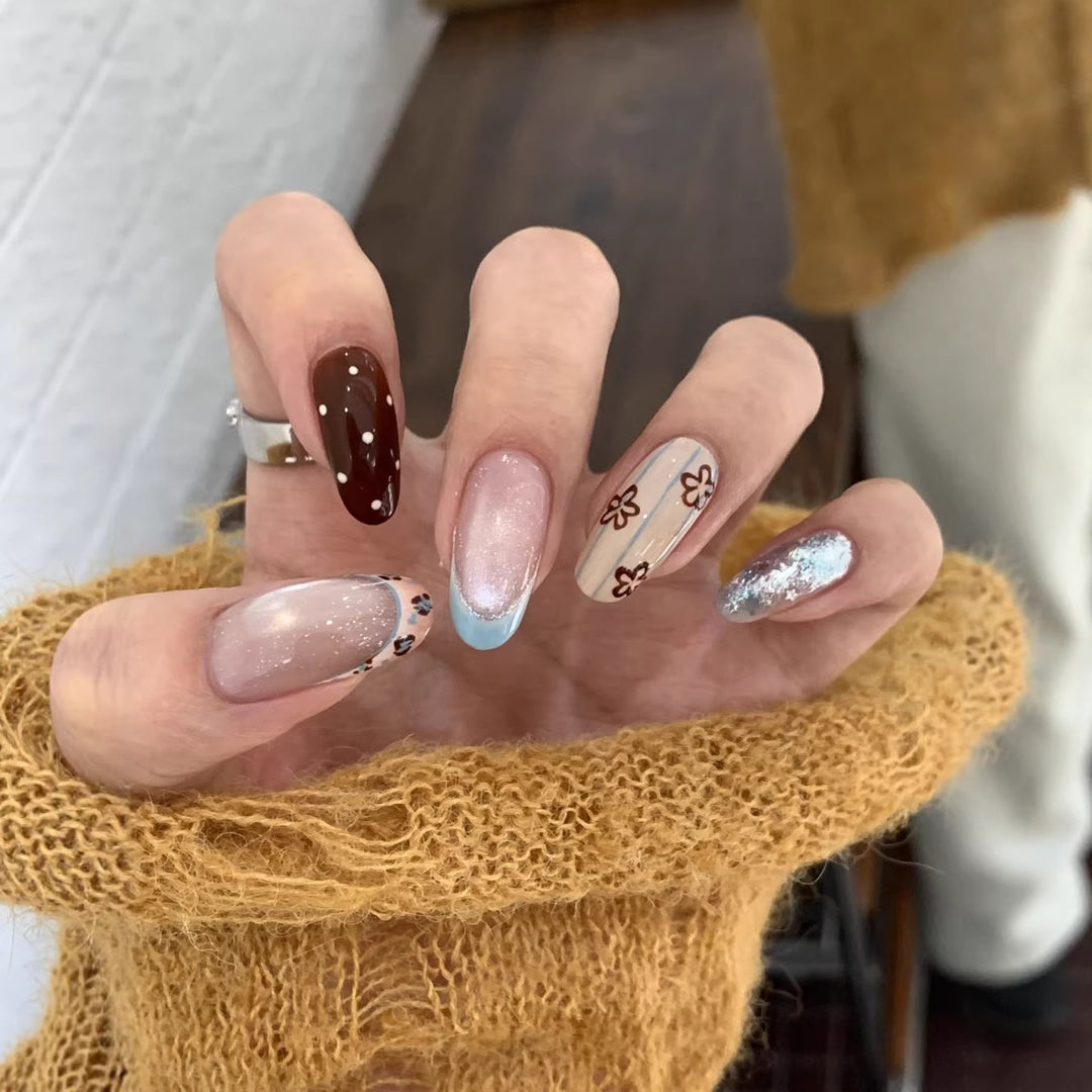 Künstlerische Blumen Press-On Nagelkunst