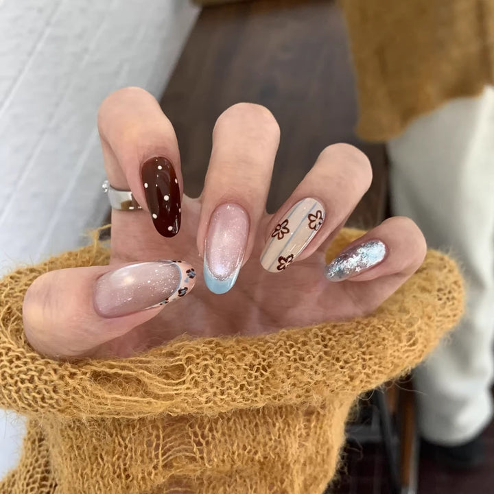 Künstlerische Blumen Press-On Nagelkunst