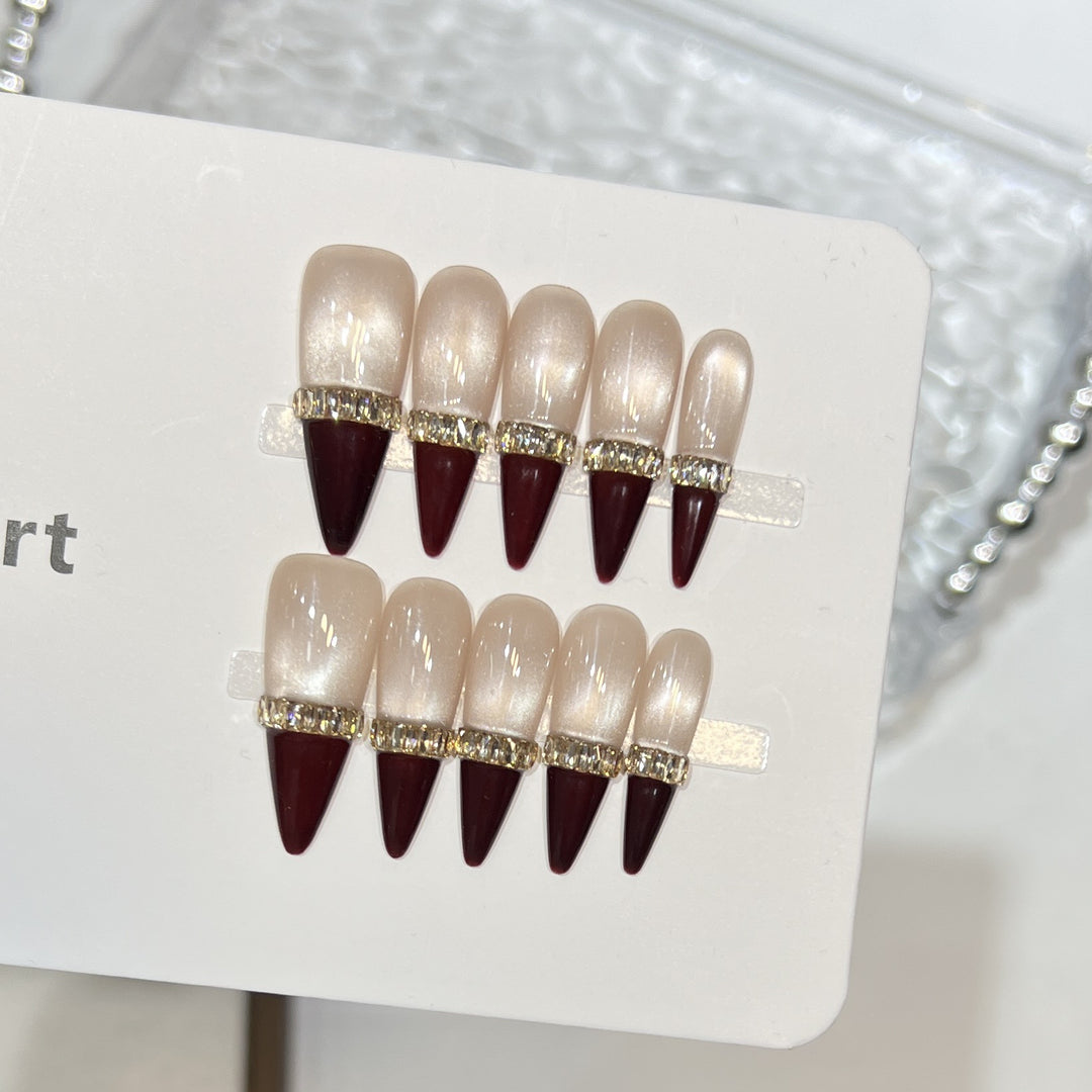 Elegantes Spitz-Press-On-Nagel-Set mit Strass-Akzenten