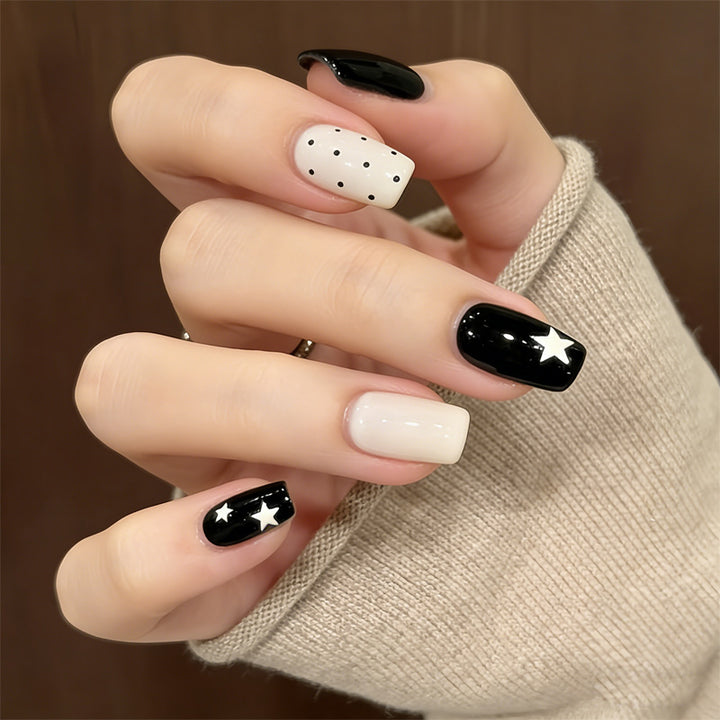 Künstlerisches Press-On-Nageldesign mit Sternen und Punkten Karnz