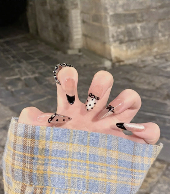 Künstlerisches Press-On-Nagelset mit einzigartigen Schleifenmotiven Karnz