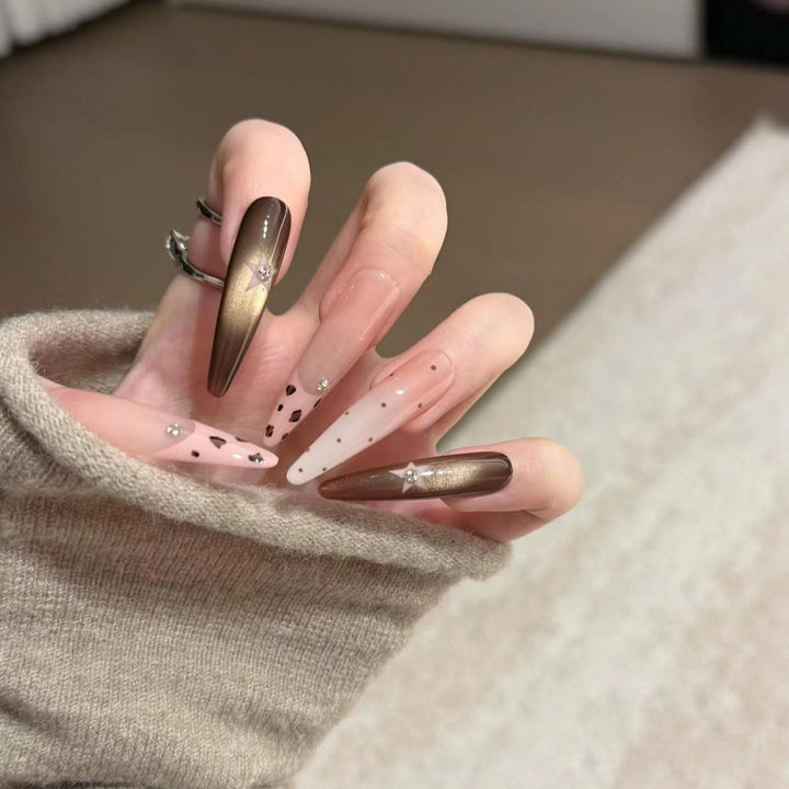 Künstlerische Stiletto-Nagelverlängerungen mit gemusterten Designs