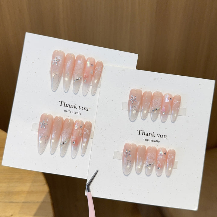 Kunstnägel mit Filigranem Design und Glitzerakzenten Karnz