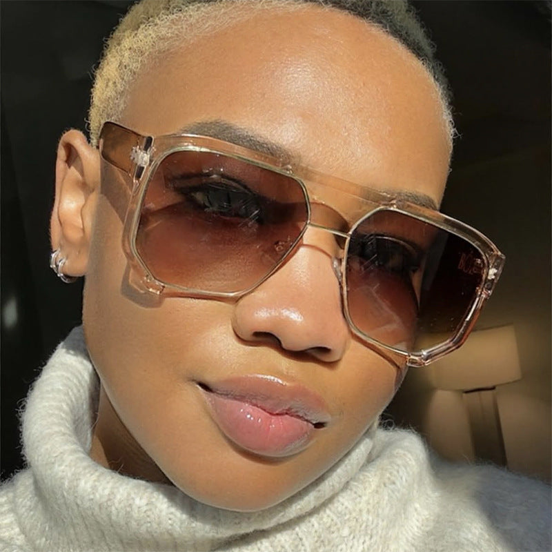 Damen modische Oversized-Sonnenbrille mit eleganter, facettierter Rahmenkonstruktion Karnz