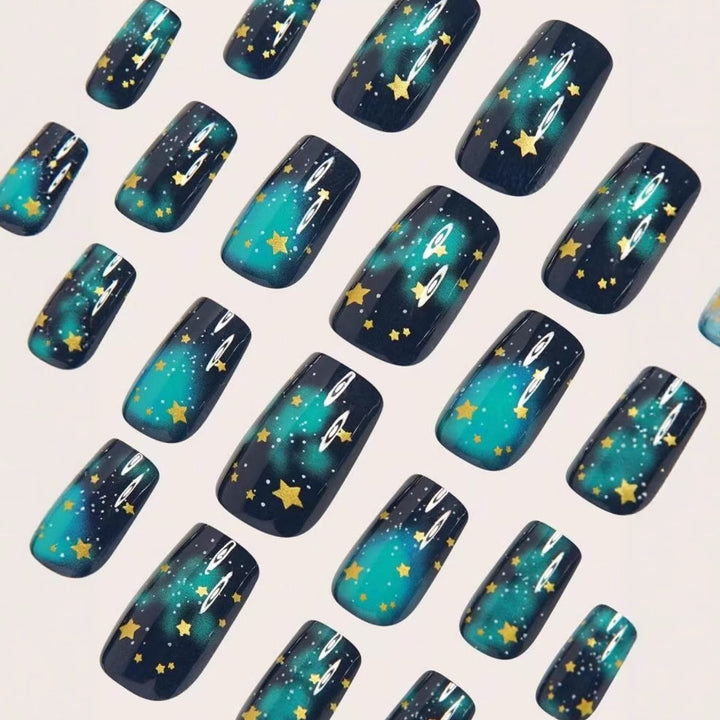 Glitternde Nagellack mit Sternenakzenten Karnz