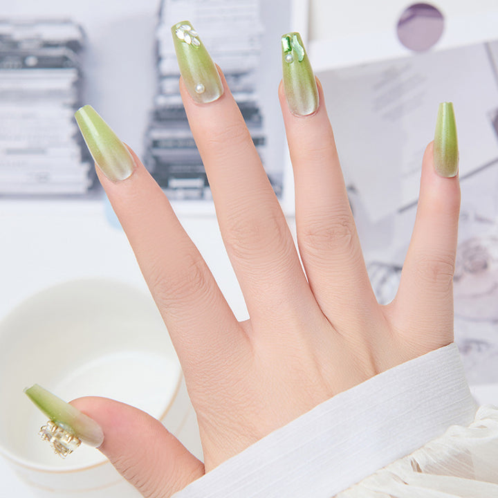 Kunstnägel mit Schmetterlingsakzenten und Glitzerdetails Karnz