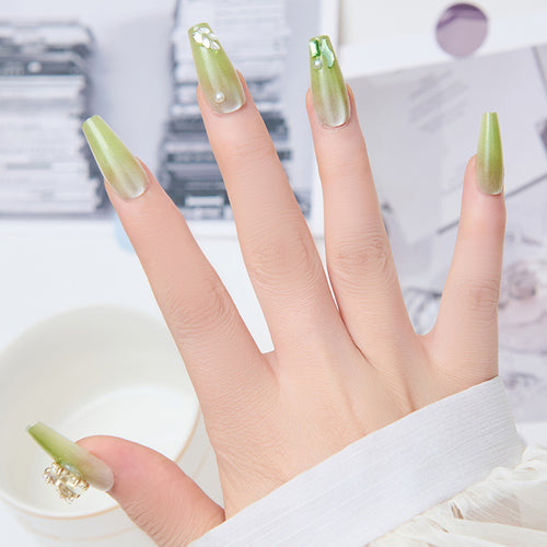 Kunstnägel mit Schmetterlingsakzenten und Glitzerdetails Karnz
