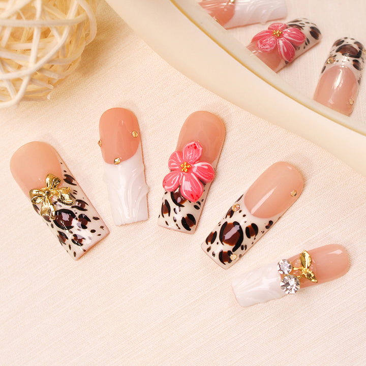 Kunstnagelset mit eleganten Leoparden- und Blumenverzierungen Karnz