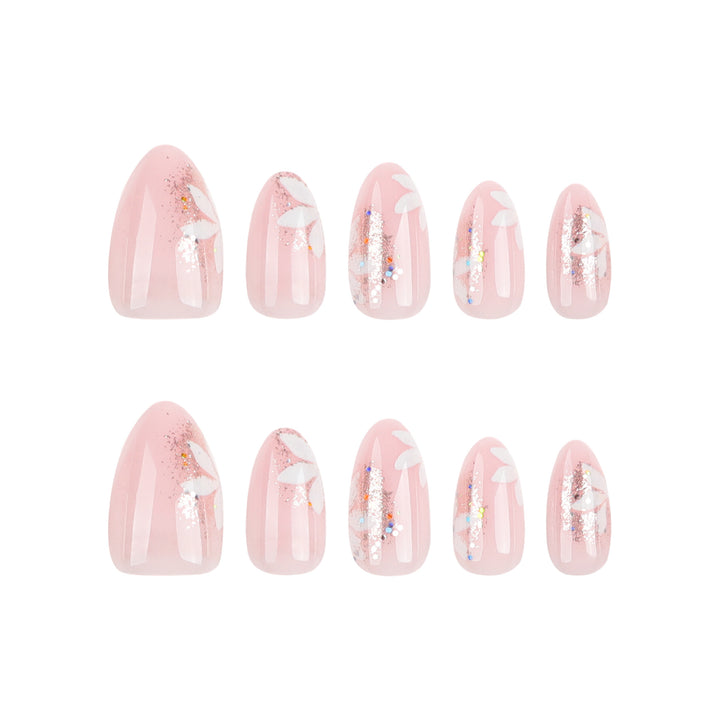 Premium Nagelkunst mit floralem Design und Glitzerakzenten Karnz