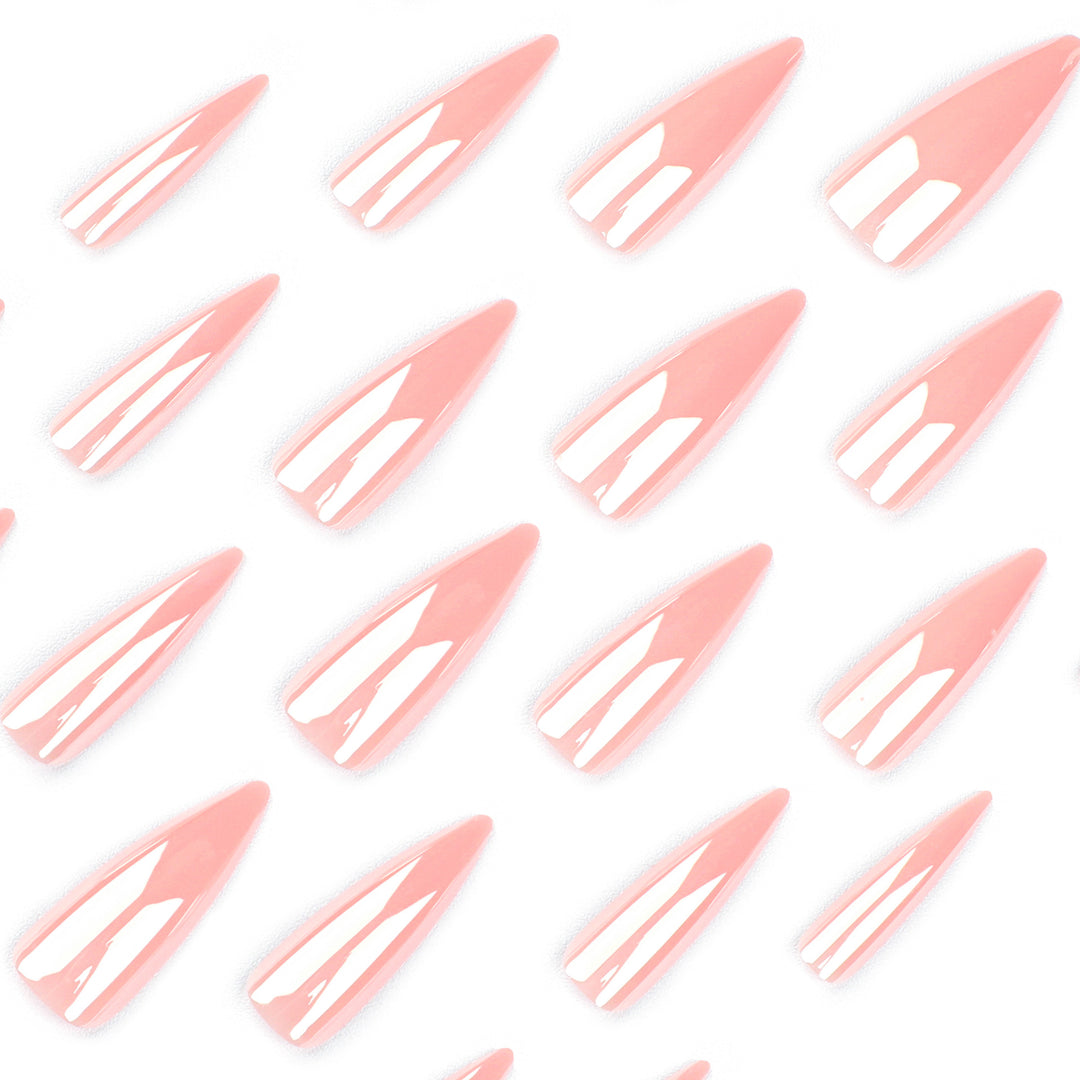 Kunstvolle Stiletto-Nägel mit Hochglanz-Finish Karnz