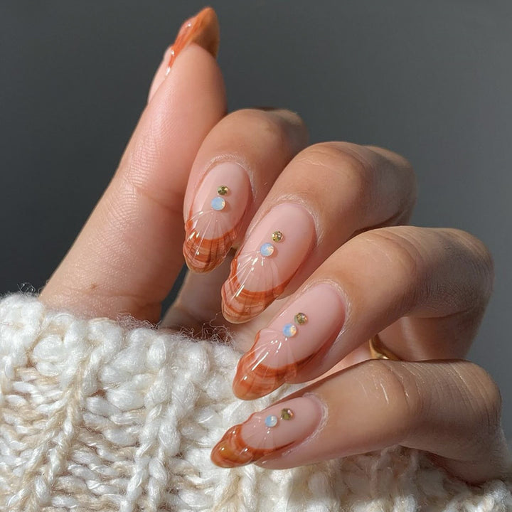 Kunstnagelset mit geschwungenem Spitzenstil und Glitzerakzenten Karnz