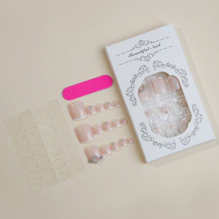 Kunstnagelset mit Glitzer- und Schmuckdetails Karnz