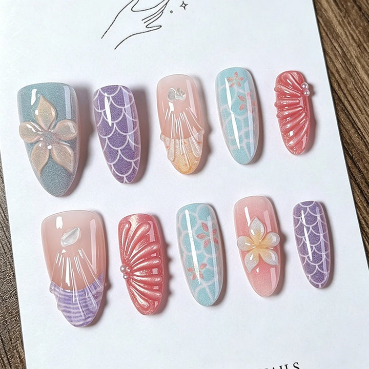 Kunstnagelset mit floralen Akzenten und eleganten 3D-Details Karnz