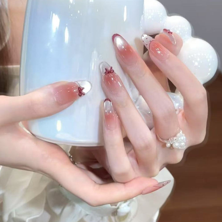Künstlerisches Press-On-Nagelset mit floralen und Farbverlaufdesign Karnz