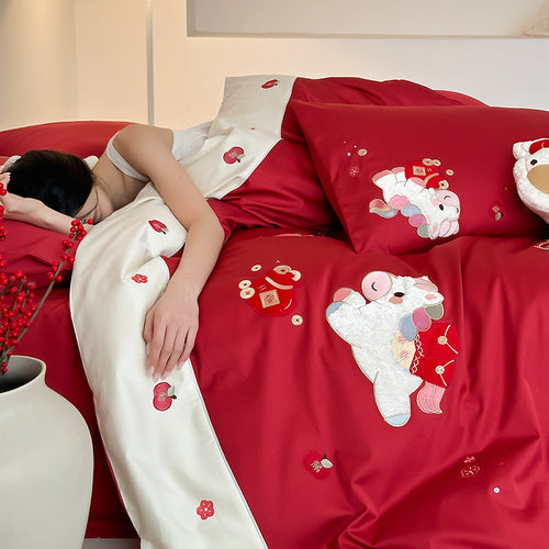 Festliches besticktes Baumwollsatin-Bettbezug-Set mit plüschigem Akzentkissen und kontrastierendem Rand