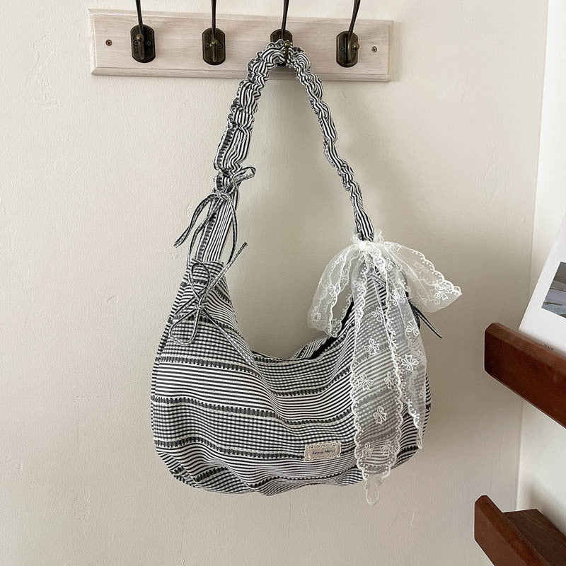 Rüschgestreifte Schultertasche