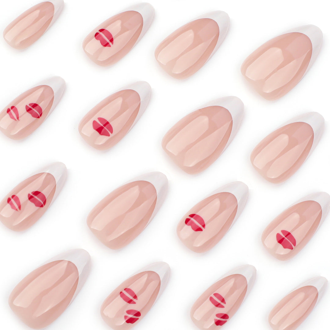Kunstvolle Nagelverlängerungen mit glamourösem Lippen-Design Karnz