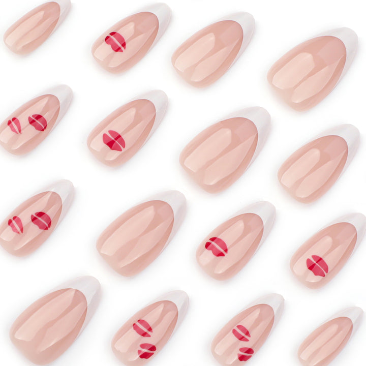 Kunstvolle Nagelverlängerungen mit glamourösem Lippen-Design Karnz