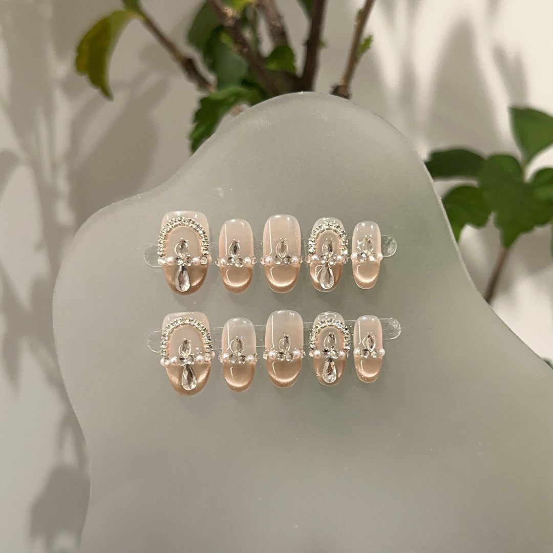 Elegantes dekoratives Press-On-Nagelset mit Kristallakzenten