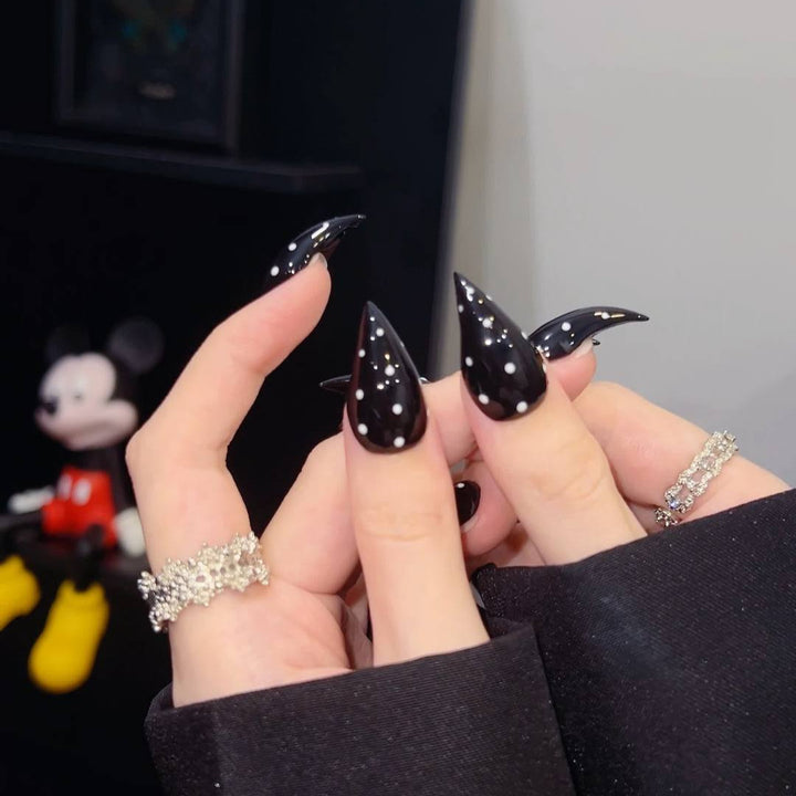 Spiked Stiletto Press-On Nail Set mit Schmuckakzenten