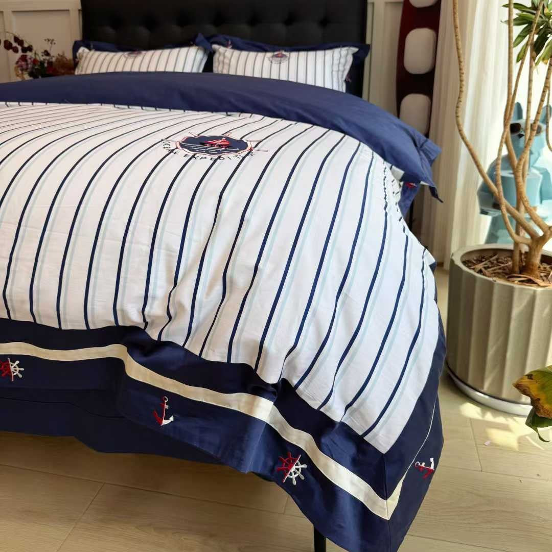 Gestreiftes nautisches Baumwollsatin-Bettbezug-Set mit bestickten Ankerdetails und gerafftem Bettrock