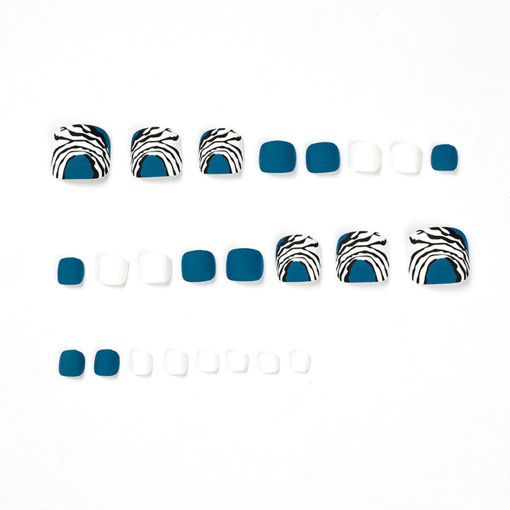 Kunstvolle Fußnagelgestaltung im modernen Zebra-Design Karnz