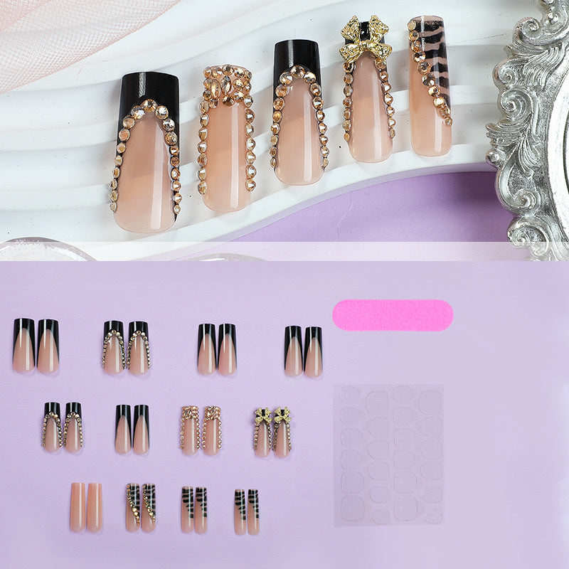 Kunstnagelset mit glamourösen 3D-Schleifen und strahlenden Strassverzierungen Karnz
