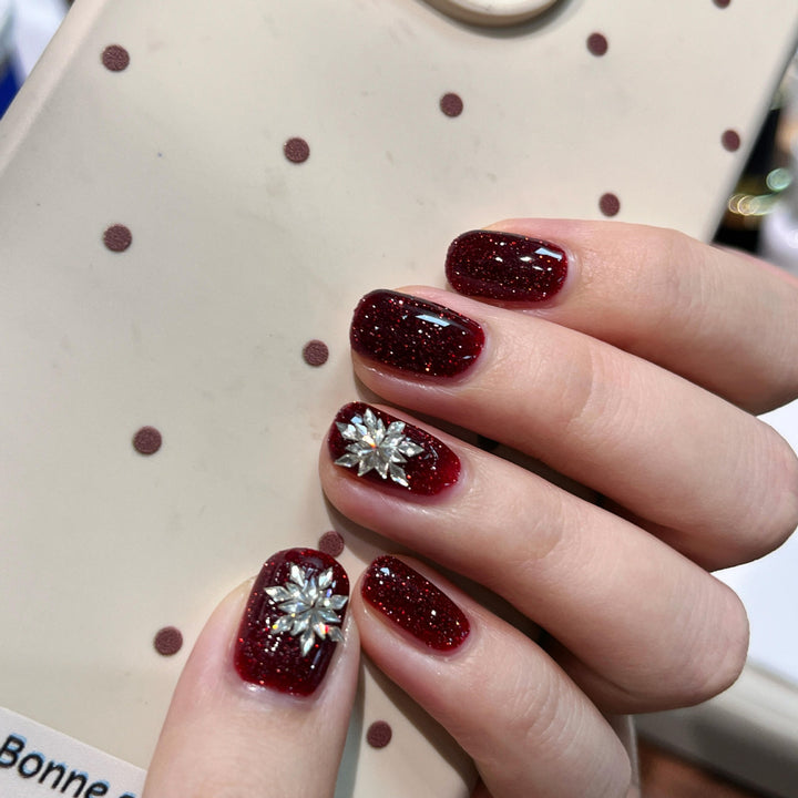 Glamouröse Kunstnägel mit Strass-Applikationen Karnz