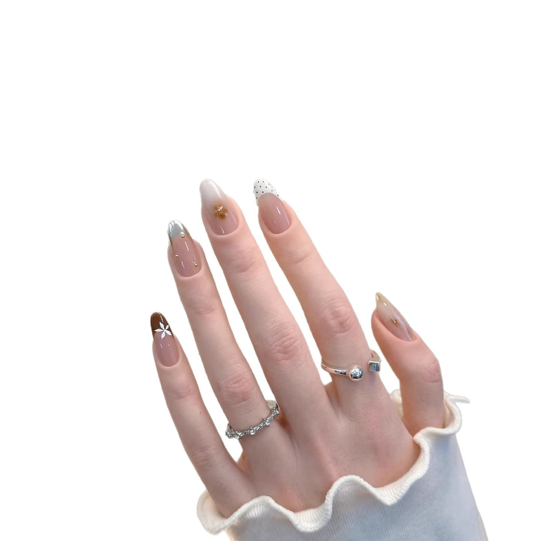 Elegantes Press-On-Nagelkunstset mit einzigartigen Dekorationsakzenten