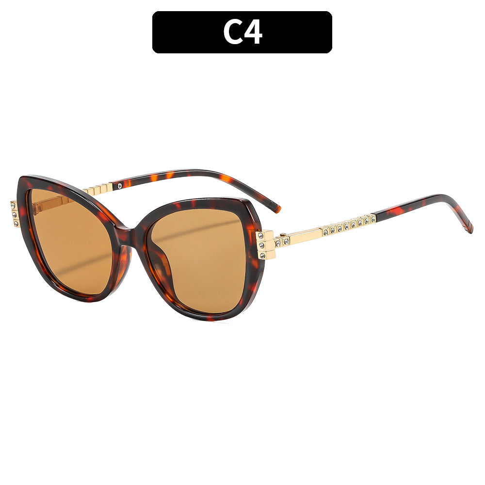 Elegante Katzenaugen-Sonnenbrille mit dekorativen goldenen Akzenten
