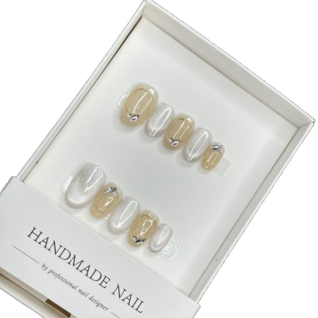 Handgemachtes Press-On Nagelkunstset mit eleganten Akzenten
