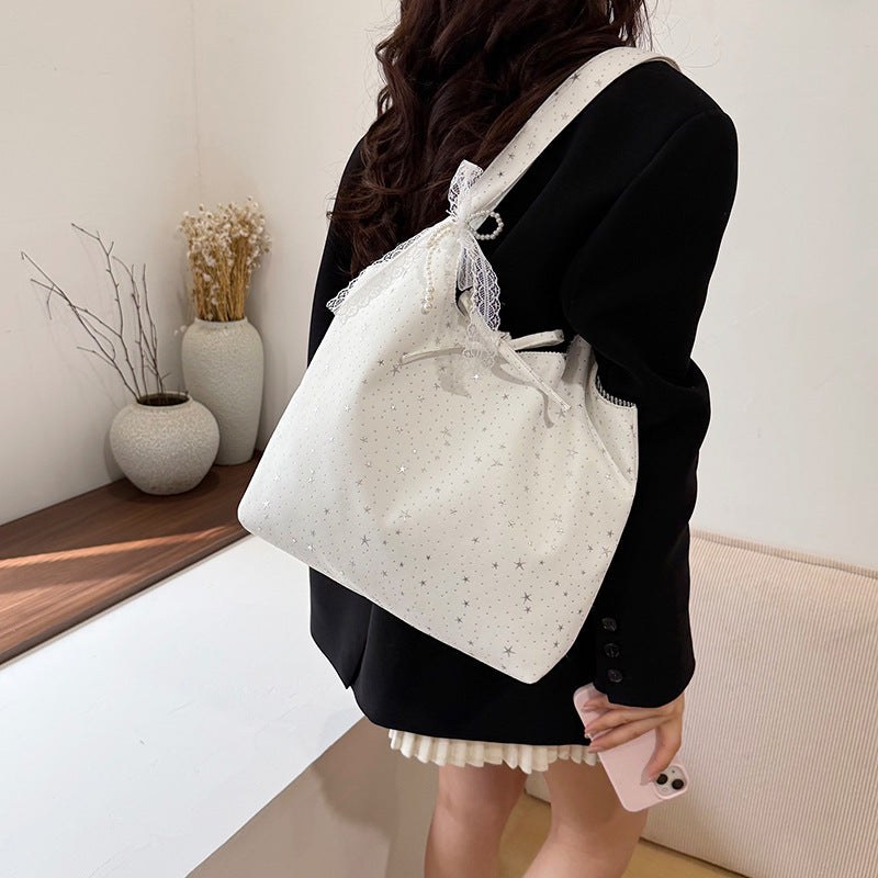 Stylische mit Sternen verzierte Schultertasche
