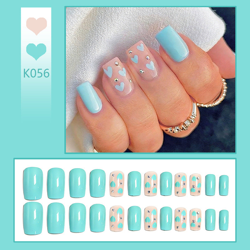 Kunstnägel mit Herzmotiven und Glitzerakzenten Karnz