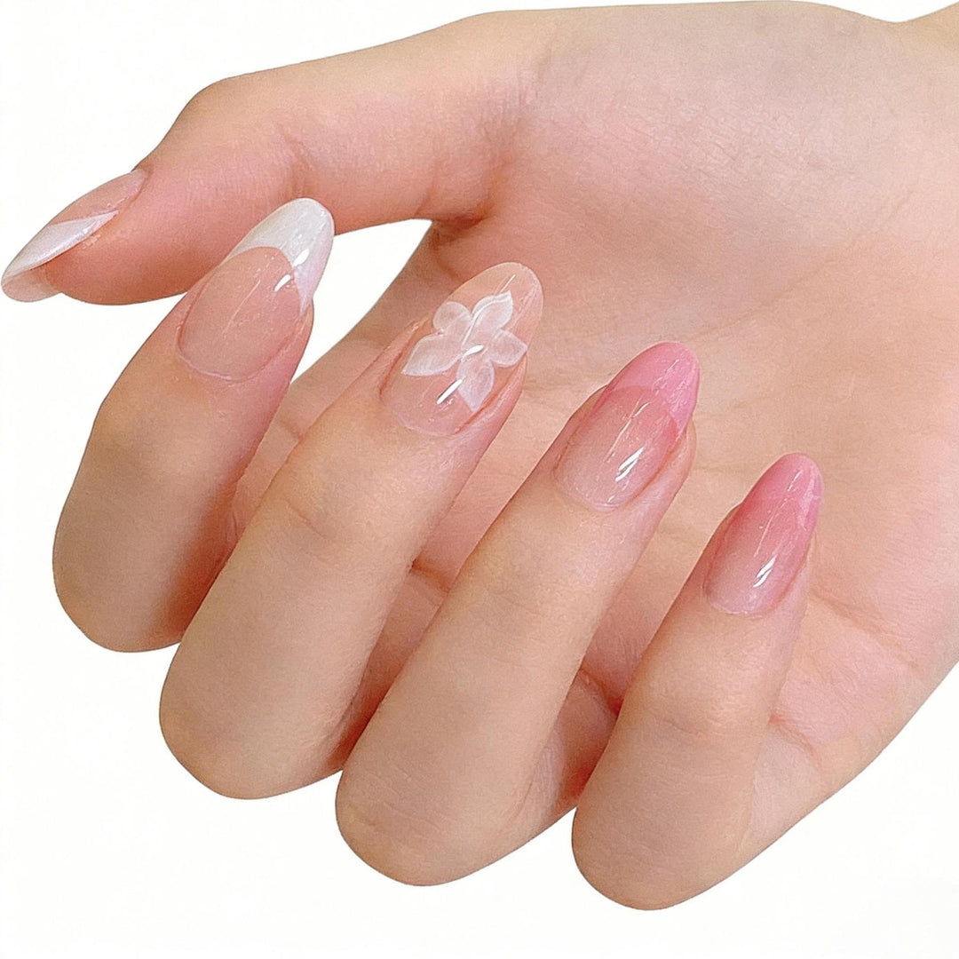 Künstlerisches floral Press-on Nageldesign Karnz