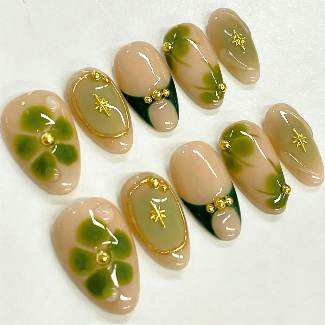 Kunstnagelset mit filigranen Floralen Akzenten Karnz