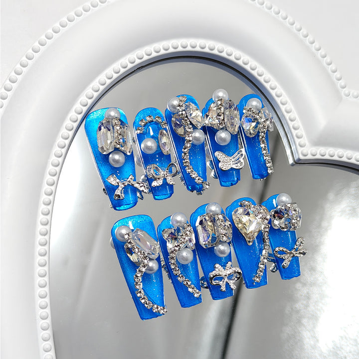 Glamouröse Nagelkunst mit Kristall- und Perlenakzenten Karnz