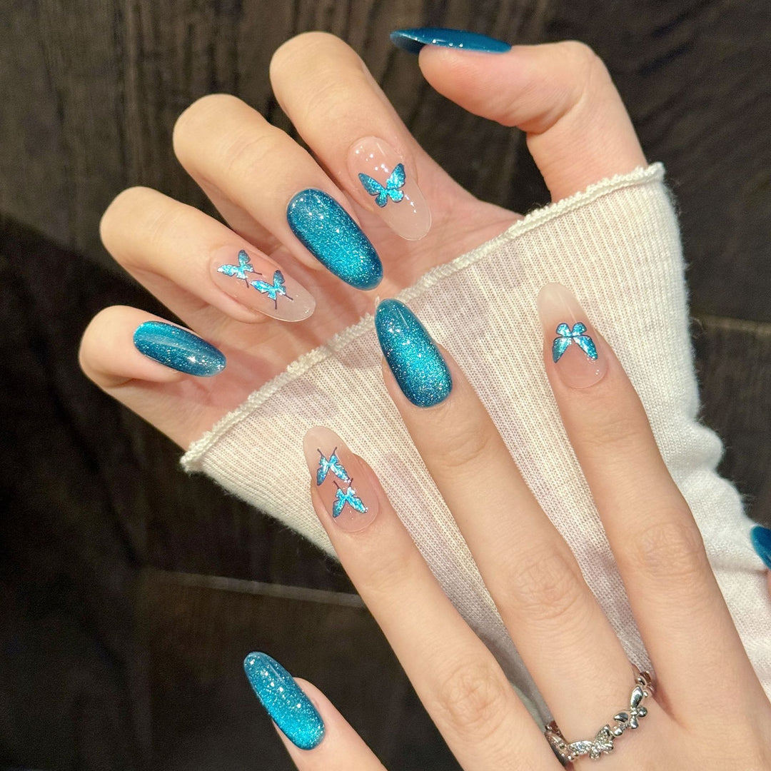Dekoratives Press-On Nagelkunst Set mit glitzernden Schmetterlingsakzenten