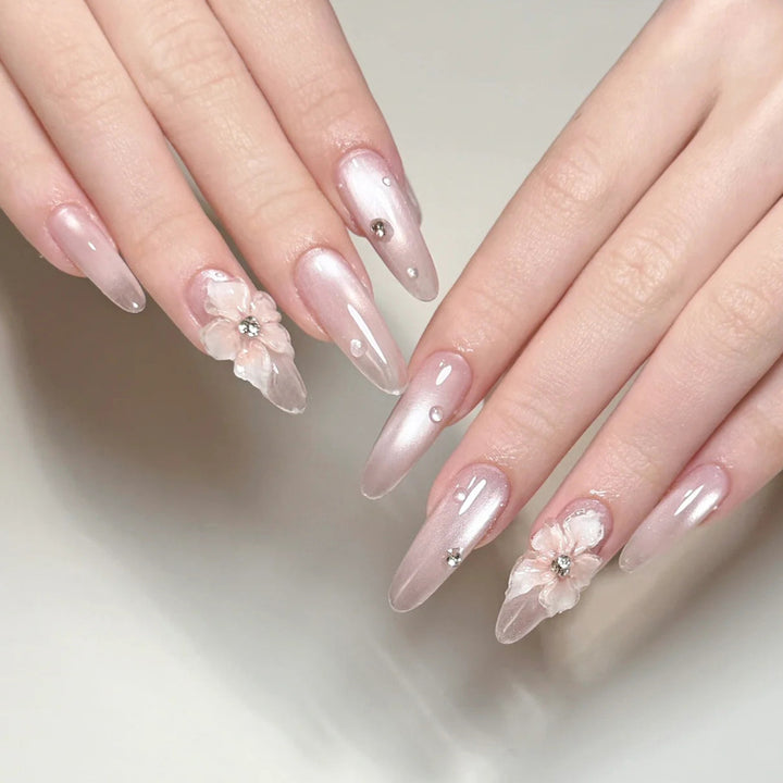 Dekorative Press-On Nagelkunst mit Schleifen- und Edelsteinakzenten Karnz