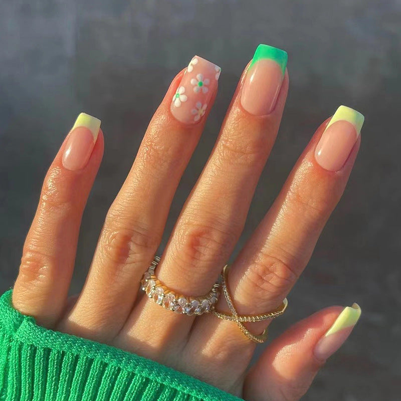 Kunstvolle Nagelverlängerungen mit elegantem Blattmuster Karnz