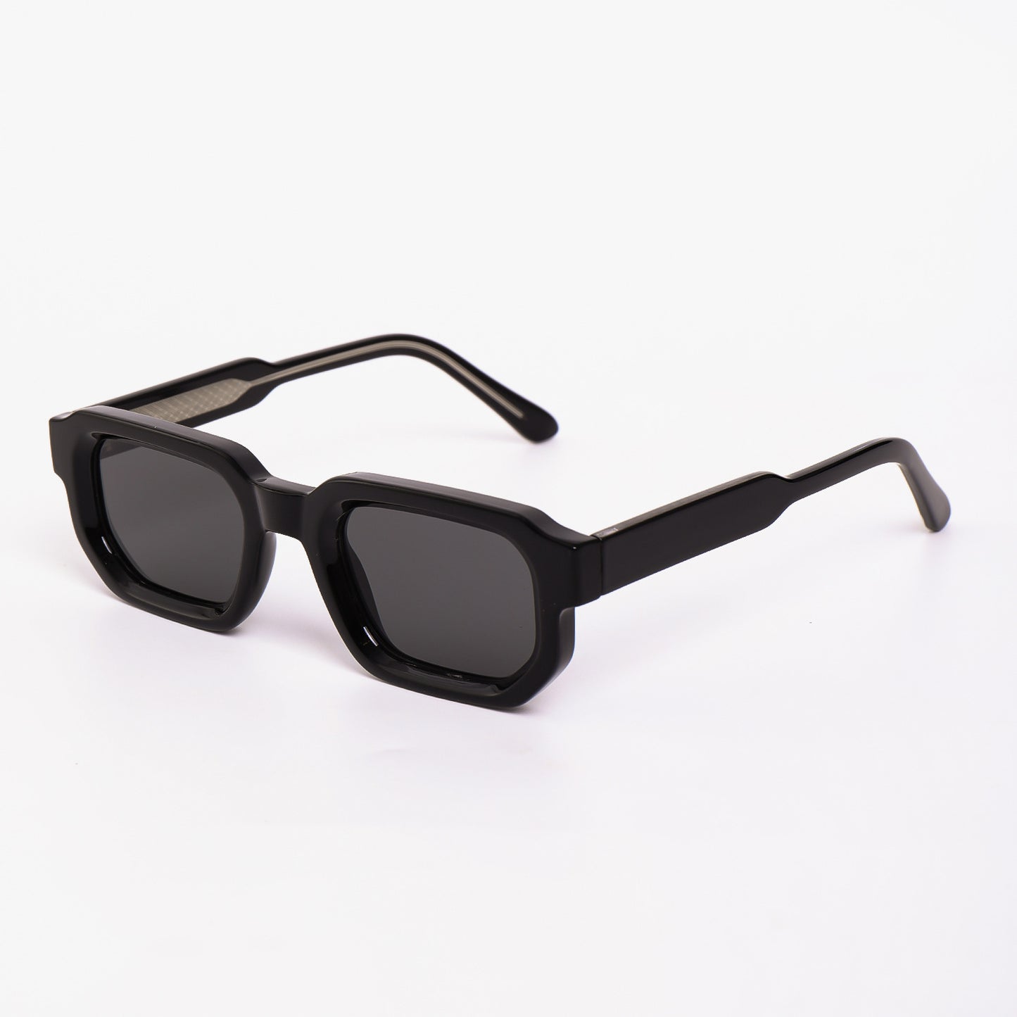 Damen Sonnenbrille im futuristischen Design mit glänzendem Rahmen und modischen Gläsern Karnz